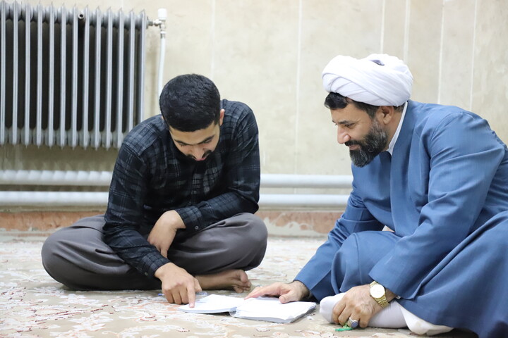 تصاویر/دیدار چهره‌به‌چهره مدیر حوزه علمیه کردستان با طلاب در حجرات حوزه امام باقر (ع) کامیاران