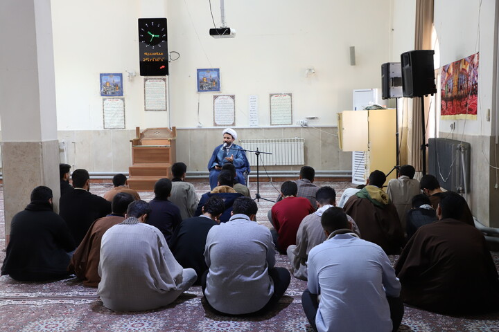 تصاویر/نشست صمیمی مدیر حوزه علمیه کردستان با طلاب حوزه امام باقر (ع) کامیاران