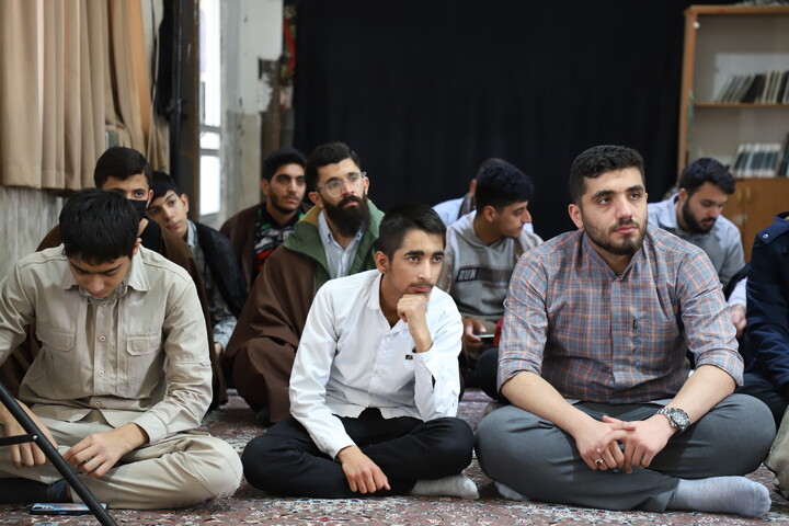تصاویر/نشست صمیمی مدیر حوزه علمیه کردستان با طلاب حوزه امام باقر (ع) کامیاران