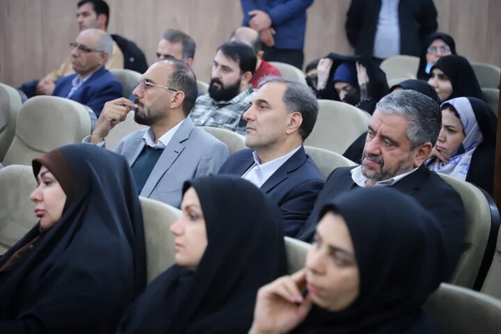 تصاویر/رونمایی از کتاب «وصیت‌نامه کامل شهدای استان مرکزی»