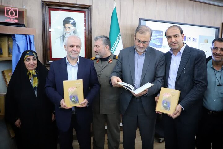 تصاویر/رونمایی از کتاب «وصیت‌نامه کامل شهدای استان مرکزی»