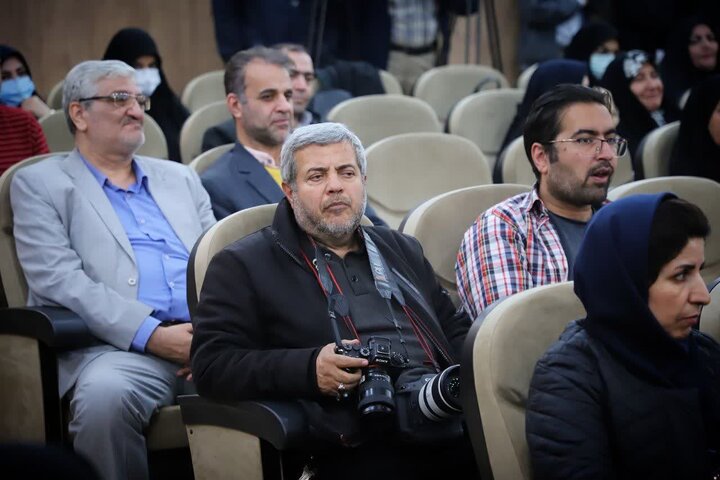 تصاویر/رونمایی از کتاب «وصیت‌نامه کامل شهدای استان مرکزی»