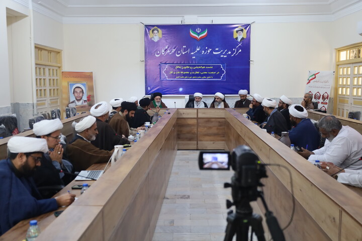 تصاویر/ نشست هم اندیشی روحانیون شاغل در صنایع استان هرمزگان با حضور معاون تبلیغ حوزه‌های علمیه