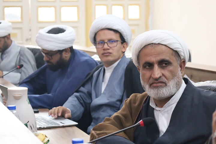 تصاویر/ نشست هم اندیشی روحانیون شاغل در صنایع استان هرمزگان با حضور معاون تبلیغ حوزه‌های علمیه