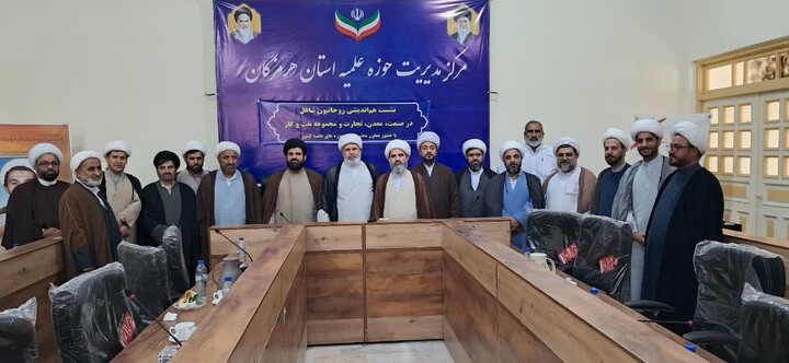 تصاویر/ نشست هم اندیشی روحانیون شاغل در صنایع استان هرمزگان با حضور معاون تبلیغ حوزه‌های علمیه