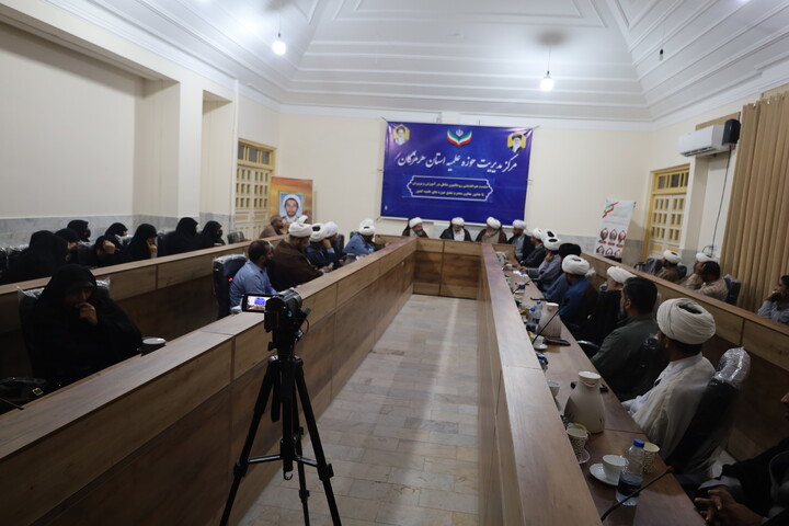 تصاویر/ نشست هم اندیشی روحانیون شاغل در آموزش و پرورش با حضور معاون تبلیغ حوزه‌های علمیه