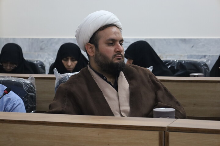 تصاویر/ نشست هم اندیشی روحانیون شاغل در آموزش و پرورش با حضور معاون تبلیغ حوزه‌های علمیه