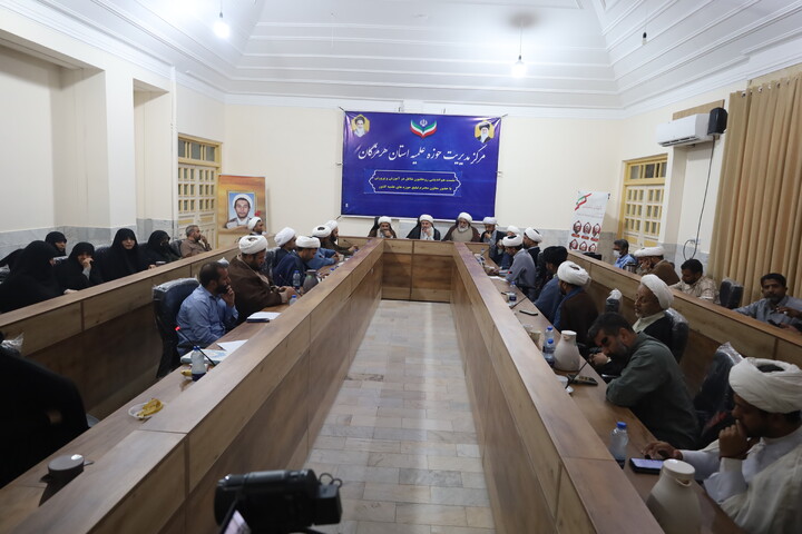 تصاویر/ نشست هم اندیشی روحانیون شاغل در آموزش و پرورش با حضور معاون تبلیغ حوزه‌های علمیه