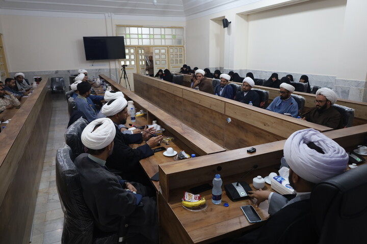 تصاویر/ نشست هم اندیشی روحانیون شاغل در آموزش و پرورش با حضور معاون تبلیغ حوزه‌های علمیه