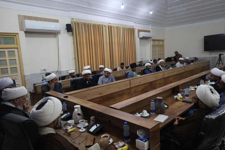 تصاویر/ نشست هم اندیشی روحانیون شاغل در آموزش و پرورش با حضور معاون تبلیغ حوزه‌های علمیه