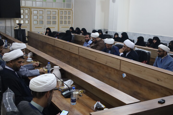 تصاویر/ نشست هم اندیشی روحانیون شاغل در آموزش و پرورش با حضور معاون تبلیغ حوزه‌های علمیه