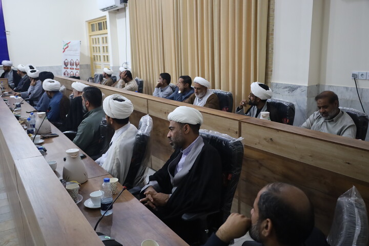 تصاویر/ نشست هم اندیشی روحانیون شاغل در آموزش و پرورش با حضور معاون تبلیغ حوزه‌های علمیه