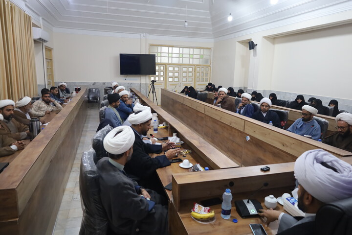 تصاویر/ نشست هم اندیشی روحانیون شاغل در آموزش و پرورش با حضور معاون تبلیغ حوزه‌های علمیه