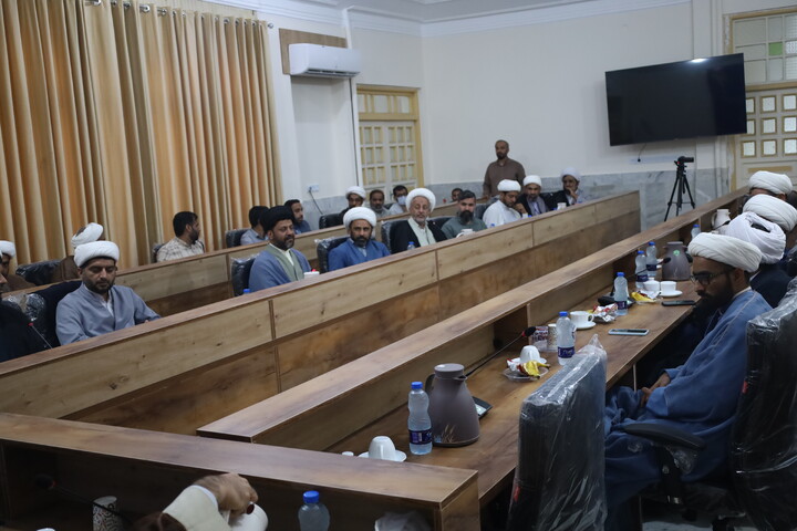 تصاویر/ نشست هم اندیشی روحانیون شاغل در آموزش و پرورش با حضور معاون تبلیغ حوزه‌های علمیه