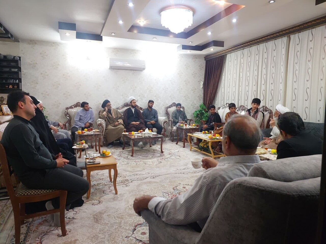 دیدار طلاب و اساتید مدرسه علمیه آیت‌الله مصطفوی(ره) کاشان با خانواده روحانی شهید حمدیان+عکس  