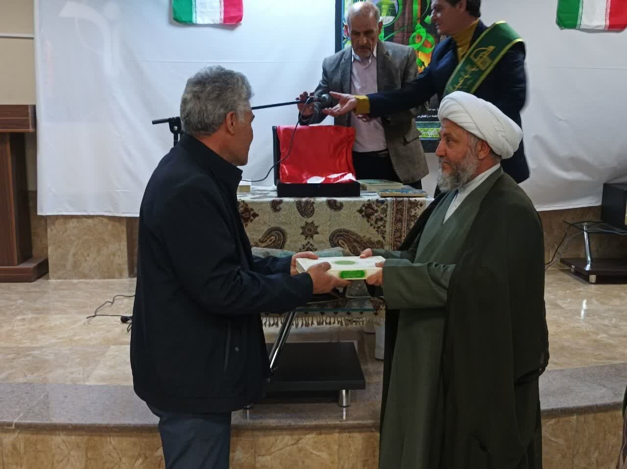 آغاز محفل هفتگی قرائت و تفسیر قرآن کریم در خانه امید بازنشستگان آران و بیدگل