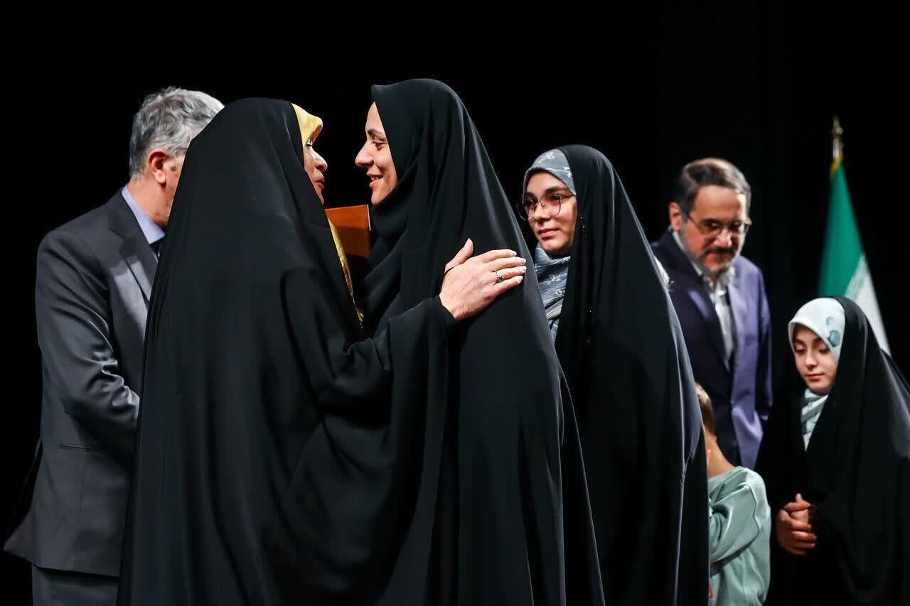 اعطای نشان ملی طوبی به خانواده شهید روح الله گیاهدوست آرانی