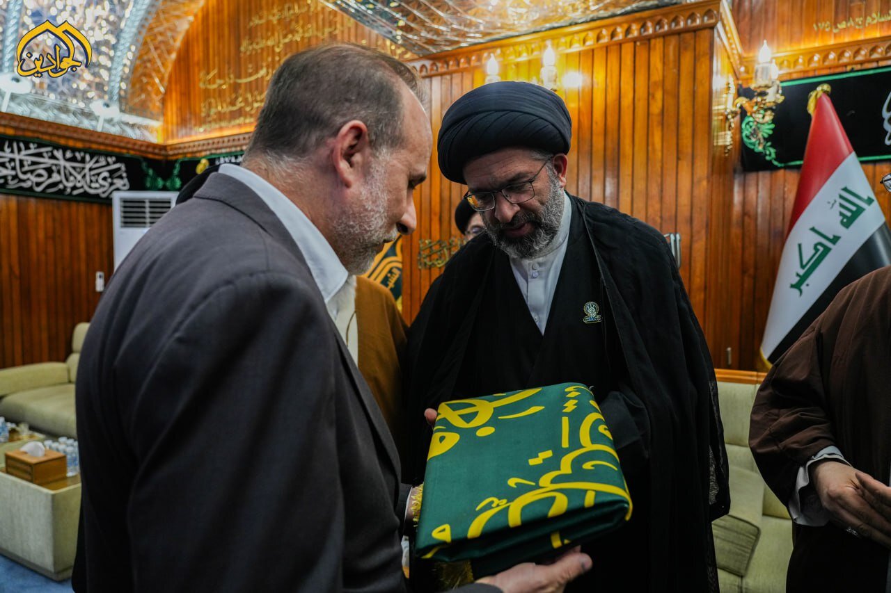 وفد الفضلاء المشارك في مؤتمر الميرزا النائيني في ضيافة الإمامين الكاظمين "عليهما السلام" + صور