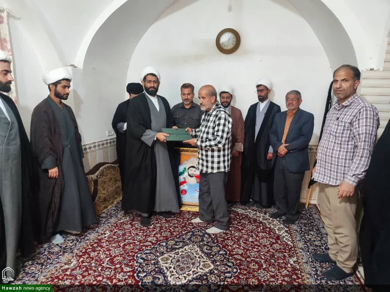دیدار طلاب مدرسه علمیه جزائریه با خانواده شهدای روحانی شهرستان شوشتر+عکس