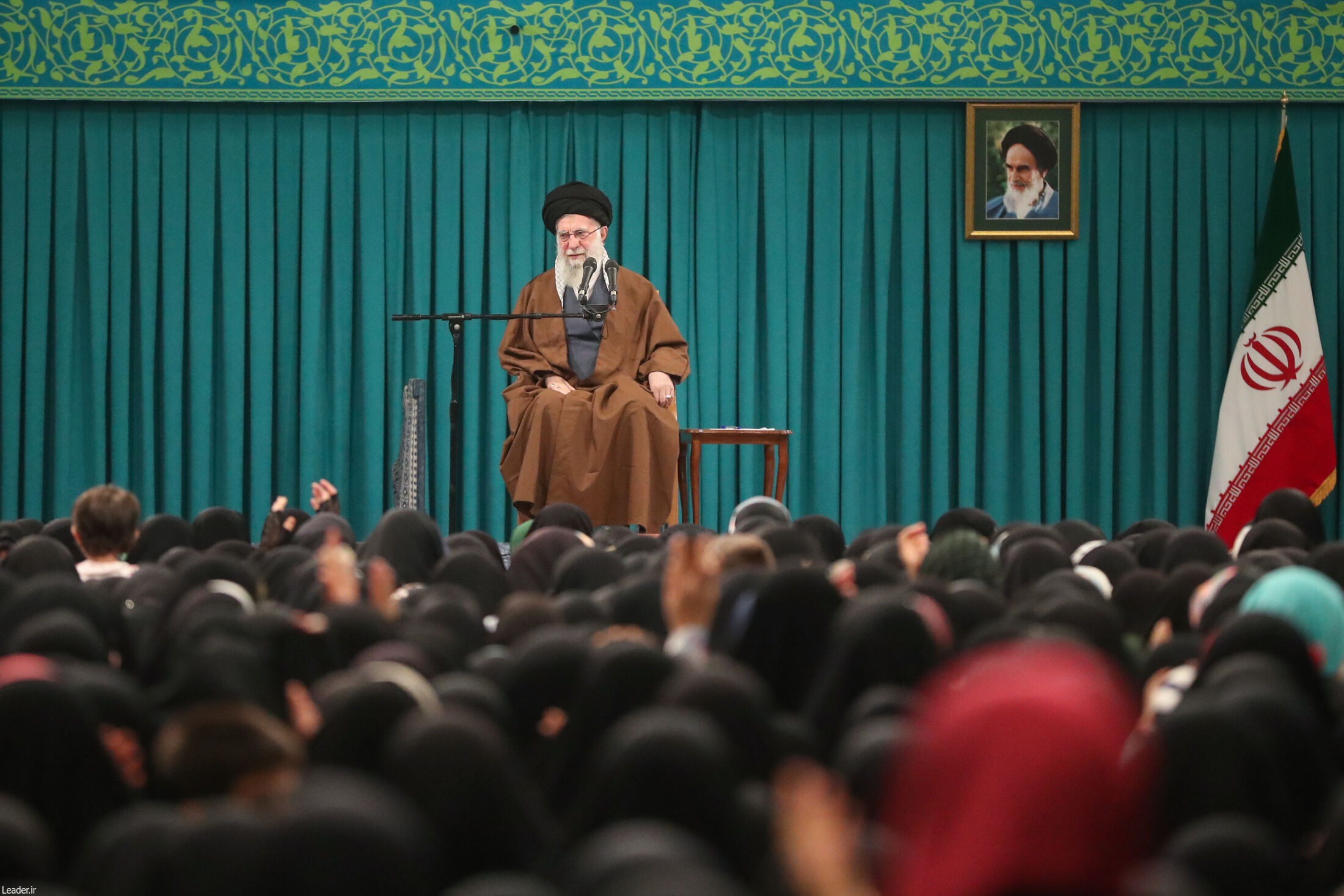 L’Ayatollah Khamenei : Dame Fatimah Zahra, modèle éternel de vertu et de dignité pour les femmes/ Rencontre du Guide suprême avec des femmes iraniennes