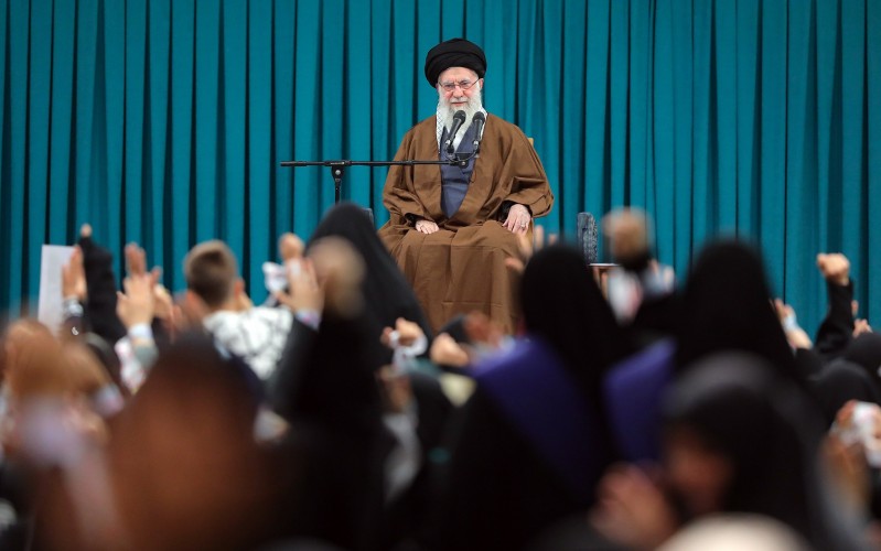 قائد الثورة: الانفلات الذي ألبسته الثقافة الرأسمالية الغربية ثوب الحرية خداعًا هو في حقيقته عبودية