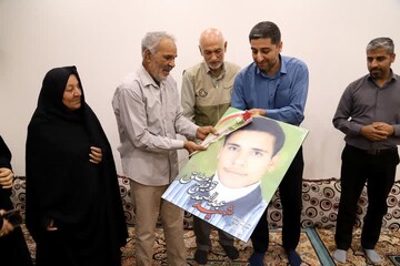 دیدار مدیرکل کتابخانه‌های عمومی استان با خانواده شهید توفیقی مطلق+ تصاویر