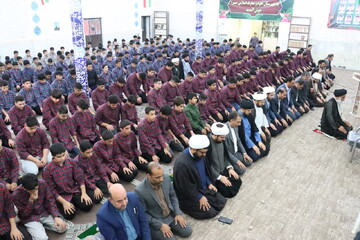 تصاویر/ حضور صمیمی امام جمعه اهواز در جمع دانش آموزان مدرسه دبیرستان صدرا