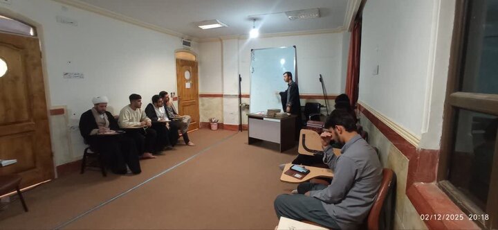 تصاویر/ کارگاه تدریس کتاب "طرح کلی اندیشه اسلامی در قرآن" در مدرسه علمیه امام صادق (ع) قروه