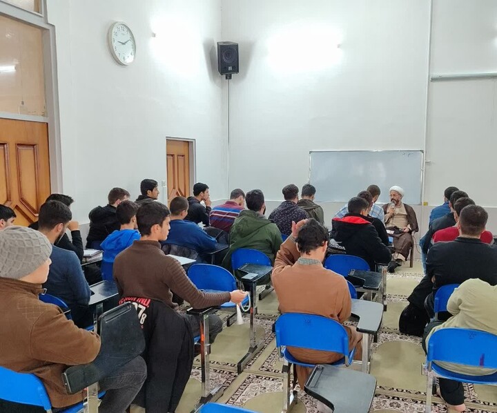 تصاویر / حضور مدیر و معاونین حوزه علمیه استان همدان در مدرسه علمیه سامن