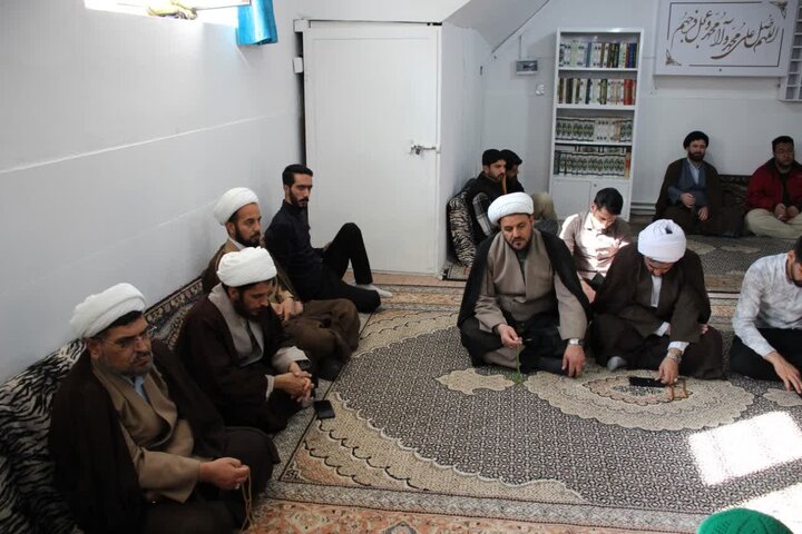 تصاویر/مراسم درس اخلاق هفتگی در مدرسه علمیه امام صادق (ع) بیجار