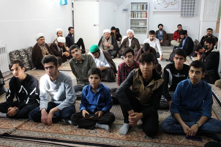 تصاویر/مراسم درس اخلاق هفتگی در مدرسه علمیه امام صادق (ع) بیجار