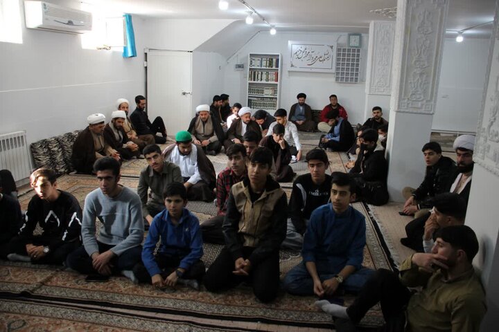 تصاویر/مراسم درس اخلاق هفتگی در مدرسه علمیه امام صادق (ع) بیجار