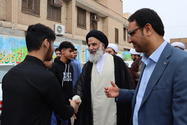 حضور صمیمی امام جمعه اهواز در جمع دانش آموزان مدرسه دبیرستان صدرا