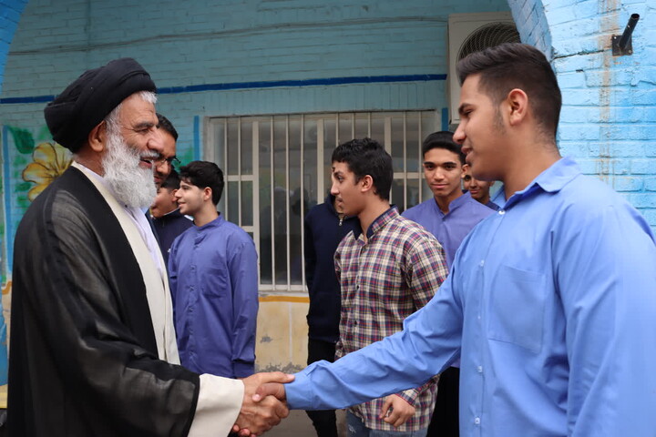 حضور صمیمی امام جمعه اهواز در جمع دانش آموزان مدرسه دبیرستان صدرا