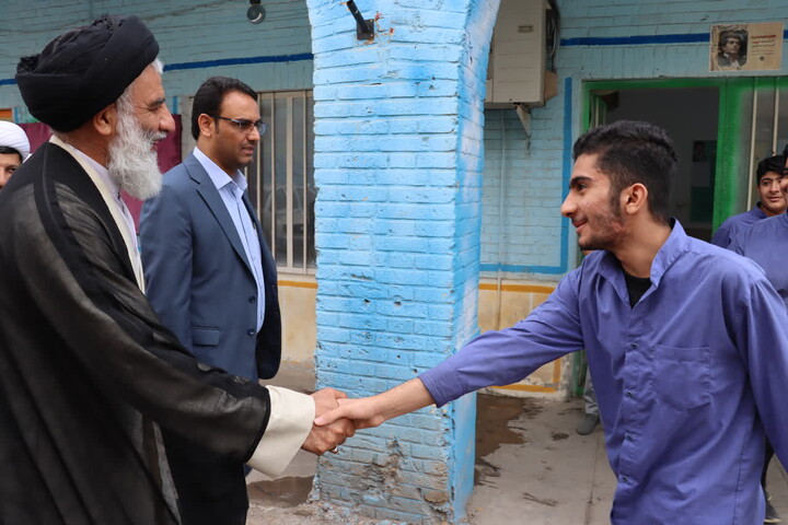 حضور صمیمی امام جمعه اهواز در جمع دانش آموزان مدرسه دبیرستان صدرا