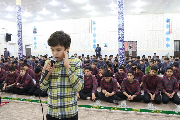 حضور صمیمی امام جمعه اهواز در جمع دانش آموزان مدرسه دبیرستان صدرا