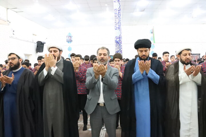 حضور صمیمی امام جمعه اهواز در جمع دانش آموزان مدرسه دبیرستان صدرا