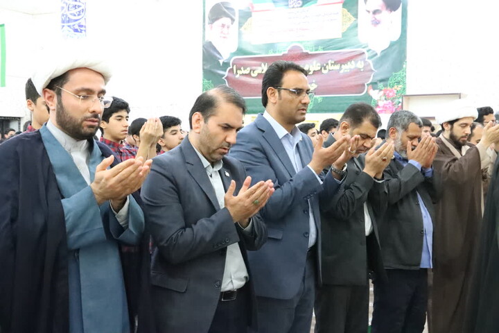 حضور صمیمی امام جمعه اهواز در جمع دانش آموزان مدرسه دبیرستان صدرا