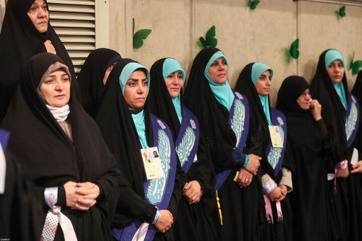 تصاویر/ دیدار هزاران نفر از زنان و دختران با رهبر معظم انقلاب