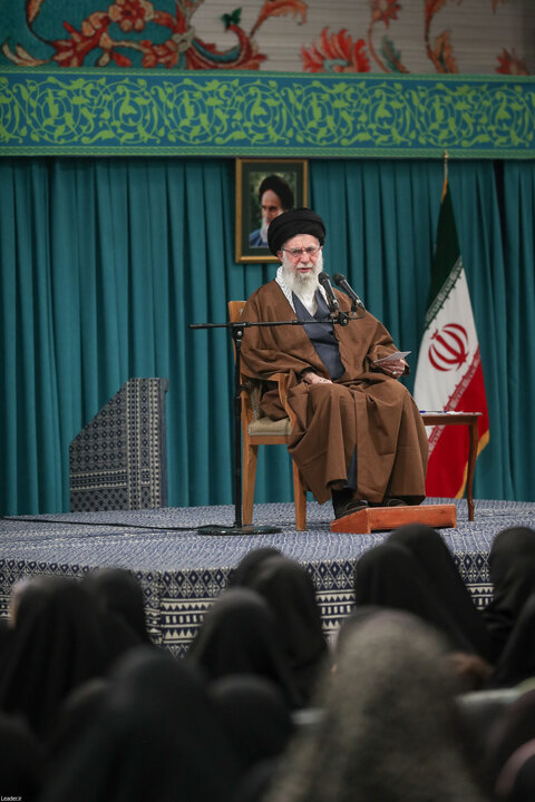 تصاویر/ دیدار هزاران نفر از زنان و دختران با رهبر معظم انقلاب