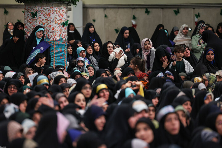 تصاویر/ دیدار هزاران نفر از زنان و دختران با رهبر معظم انقلاب