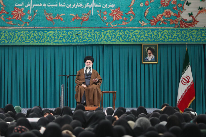 تصاویر/ دیدار هزاران نفر از زنان و دختران با رهبر معظم انقلاب