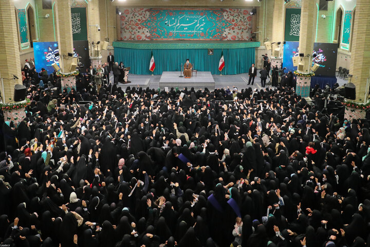 تصاویر/ دیدار هزاران نفر از زنان و دختران با رهبر معظم انقلاب