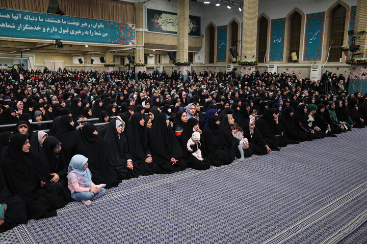 تصاویر/ دیدار هزاران نفر از زنان و دختران با رهبر معظم انقلاب