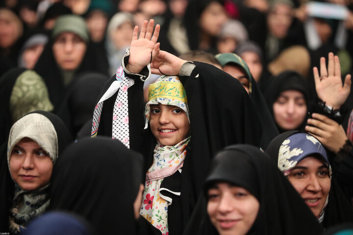 تصاویر/ دیدار هزاران نفر از زنان و دختران با رهبر معظم انقلاب