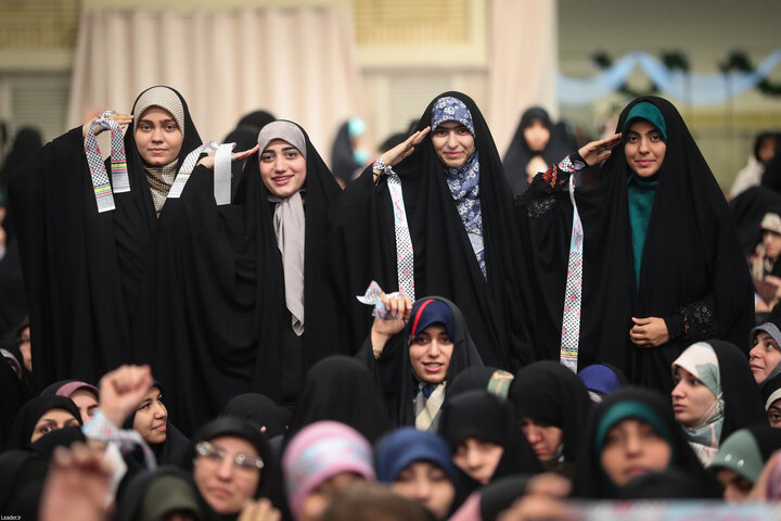تصاویر/ دیدار هزاران نفر از زنان و دختران با رهبر معظم انقلاب