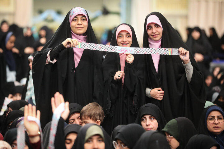 تصاویر/ دیدار هزاران نفر از زنان و دختران با رهبر معظم انقلاب