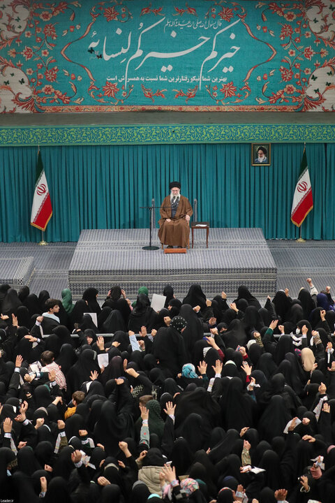 تصاویر/ دیدار هزاران نفر از زنان و دختران با رهبر معظم انقلاب