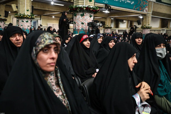 تصاویر/ دیدار هزاران نفر از زنان و دختران با رهبر معظم انقلاب