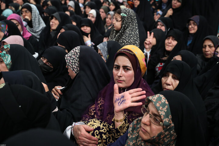 تصاویر/ دیدار هزاران نفر از زنان و دختران با رهبر معظم انقلاب